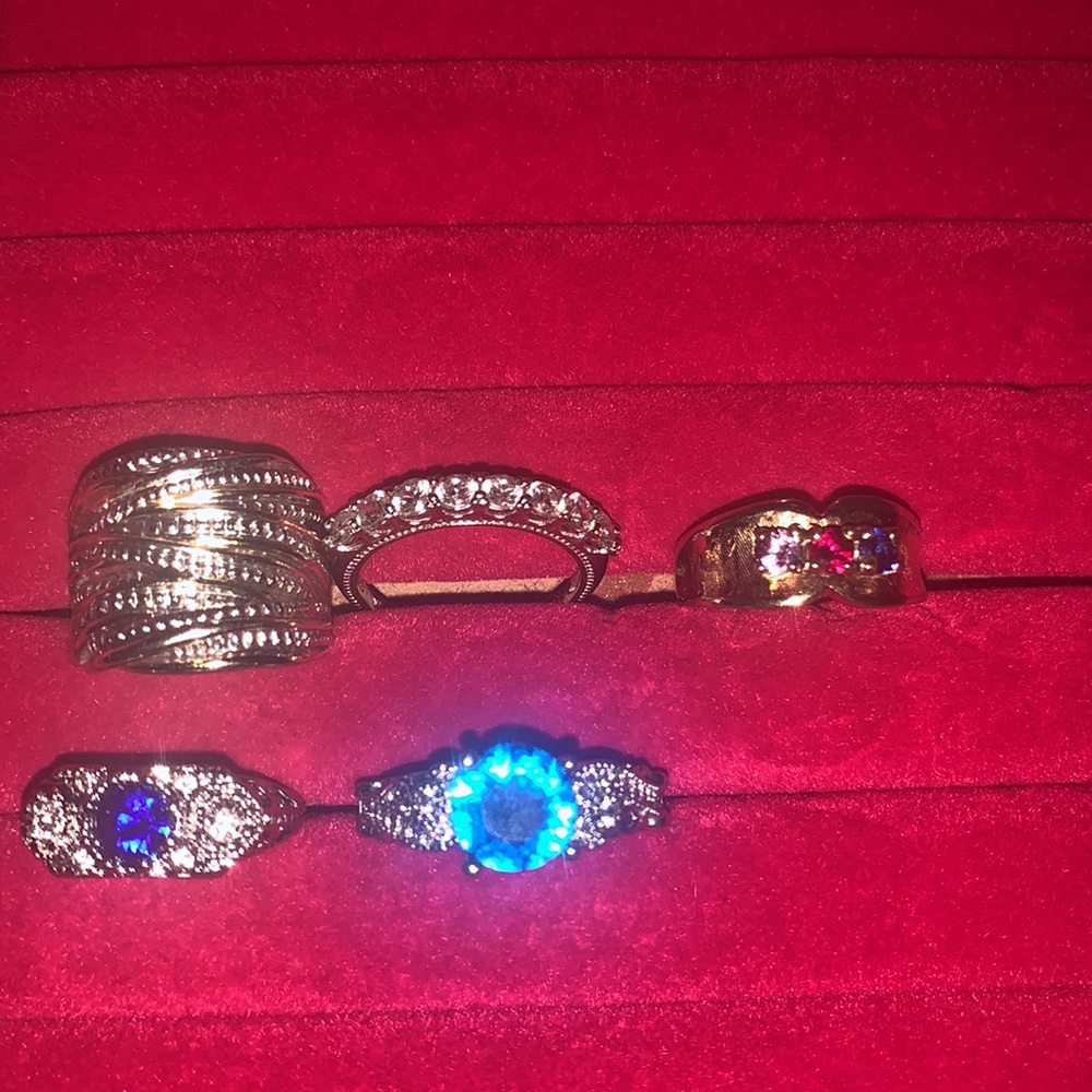Beautiful rings up for sale don’t know the metal/contents of rings